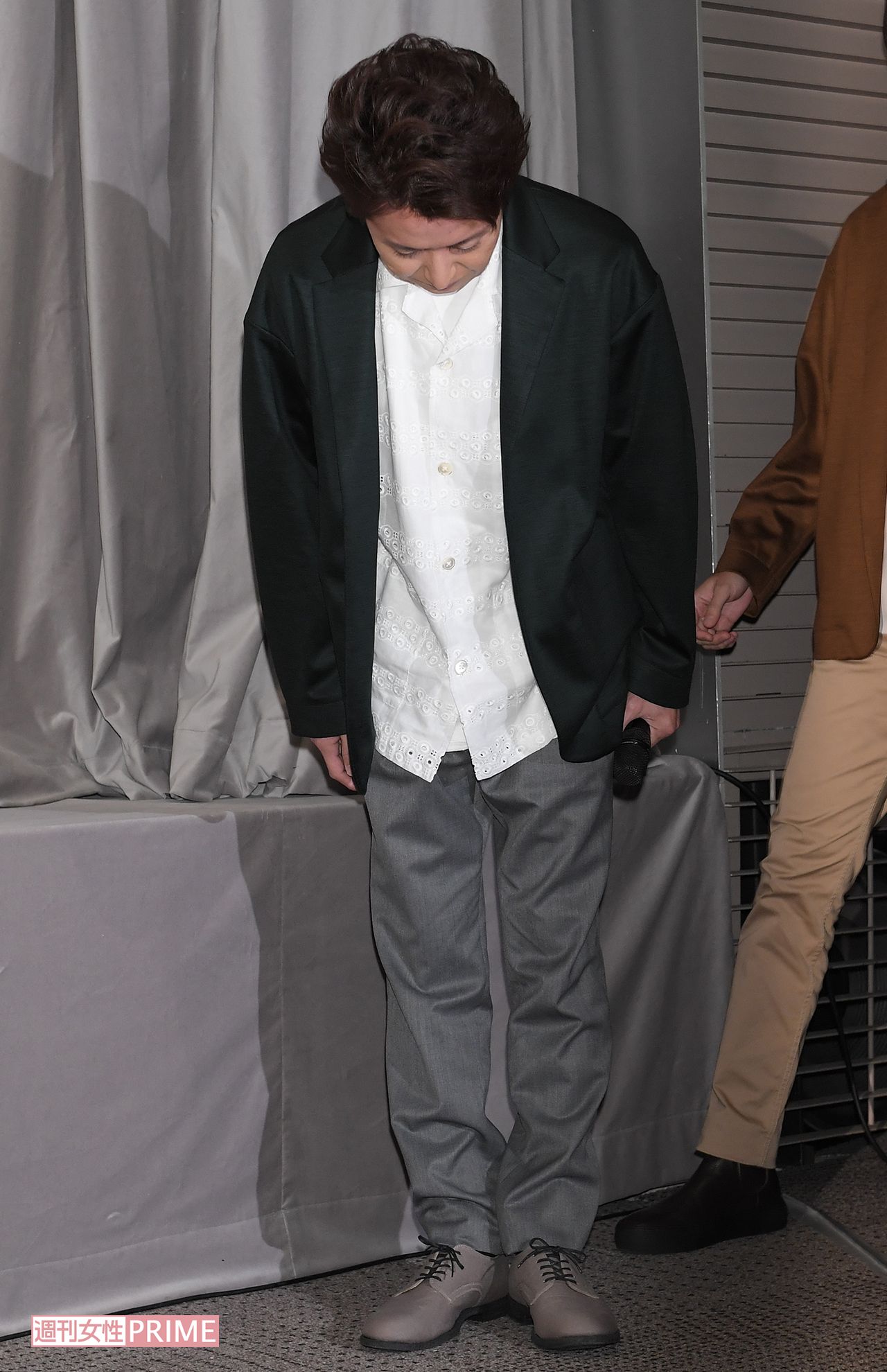 『嵐 活動休止表明会見』にてお辞儀をする大野智