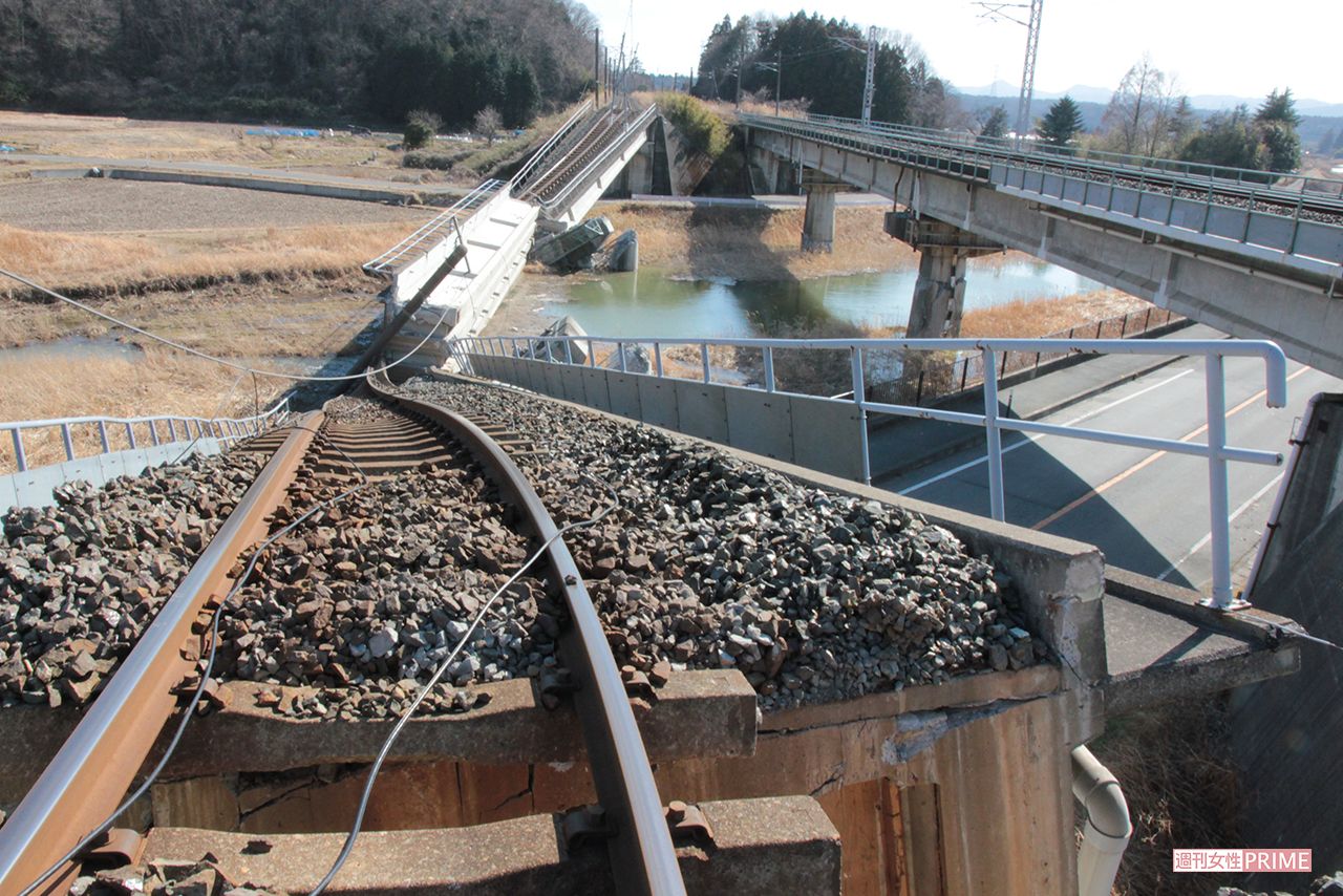 福島県双葉町を南北に走る常盤線の線路がグニャリと曲がり、記者が進む国道に崩れ落ちていた（2011年3月12日）