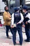 4月16日の午前、品川区路上で事情聴取をうける男性(タテ画像)