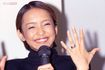 1997年、SAMと結婚会見を開いた安室奈美恵。笑顔で指輪披露