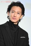 佐藤健 冨岡義勇(とみおか ぎゆう)  鬼殺隊“水柱”の剣士。冷静沈着な性格。鬼と化して禰豆子に襲われている炭治郎を救った