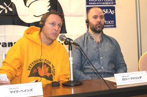 アフガニスタン駐留経験をもつ元米兵ロリー・ファニングさん（右）とともに会見するマイクさん