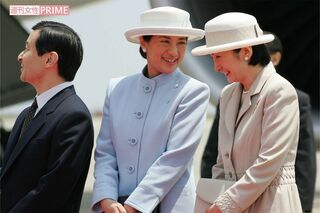 '05年5月、海外訪問から帰国される上皇ご夫妻を談笑しながら出迎えられた雅子さまと紀子さま