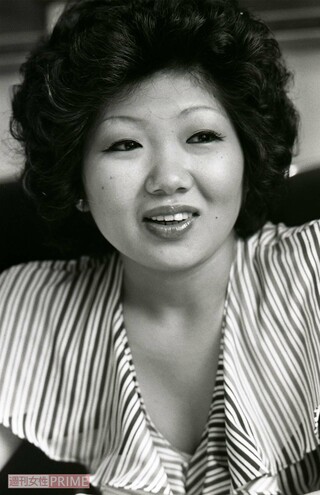 ちょっぴり色気のある衣装でインタビューに答える若き日の泉ピン子