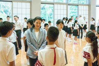 2016年8月　北海道函館市と沖縄県から選ばれた豆記者62人と、約1時間懇談されたご一家。中学3年生だった愛子さまは、同世代や年下の豆記者と触れ合い、笑顔を見せる場面も　
