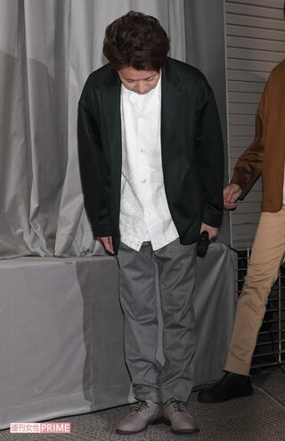 『嵐 活動休止表明会見』にてお辞儀をする大野智