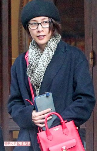 セリーヌの紺色コートに首にはヴィトンのレオパードストール。バレンシアガの真っ赤なバッグをかけて息子との「デート」に出かけた竹内さん（2014年2月2日）