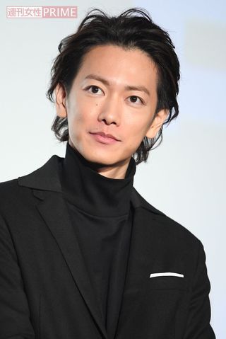 佐藤健　冨岡義勇(とみおか ぎゆう)  鬼殺隊“水柱”の剣士。冷静沈着な性格。鬼と化して禰豆子に襲われている炭治郎を救った