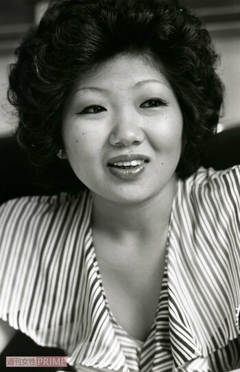 ちょっぴり色気のある衣装でインタビューに答える若き日の泉ピン子