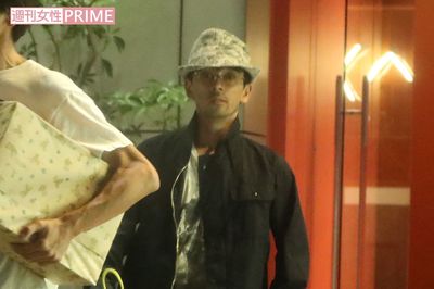 滝藤賢一『貴族探偵』打ち上げのビンゴ大会で見事に家電製品をゲットする