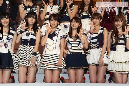 “会いに行けるアイドル”のコンセプトのもと、ファンとの距離を縮めたAKB48。アイドルのグループ化に拍車をかけた