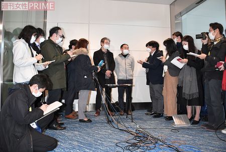 第1便のチャーター機で武漢から帰国した日本人男性らの会見。周囲を取り囲む報道陣たちもマスク姿だった（1月29日）