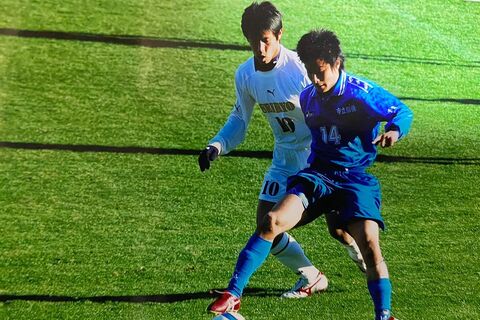 '05年1月、全国高校サッカー選手権大会の準決勝。『星稜高校』本田圭佑（左）と『市立船橋高校』森野徹被告（本人Facebookより）