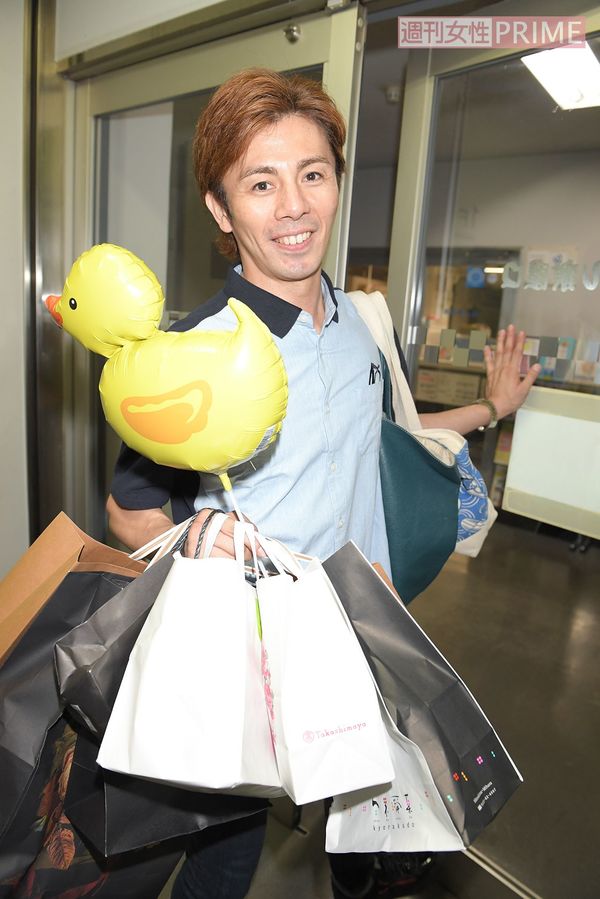 【9】22:30差し入れの品々を手に、会場をあとに。ちなみに、この日のスタッフたちも含めた完全撤収は24時20分ごろ。本当にお疲れさまでした！　撮影／渡邊智裕