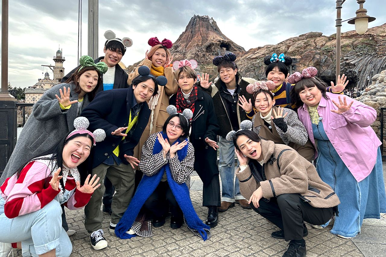 「ニノさんとあそぼ」(日本テレビ系)で訪問した際の集合写真（東京ディズニーリゾートPR【公式】Xより）