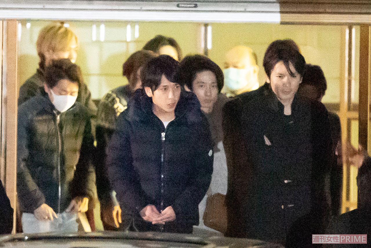 並んで出てきた嵐・二宮和也とV6・長野博