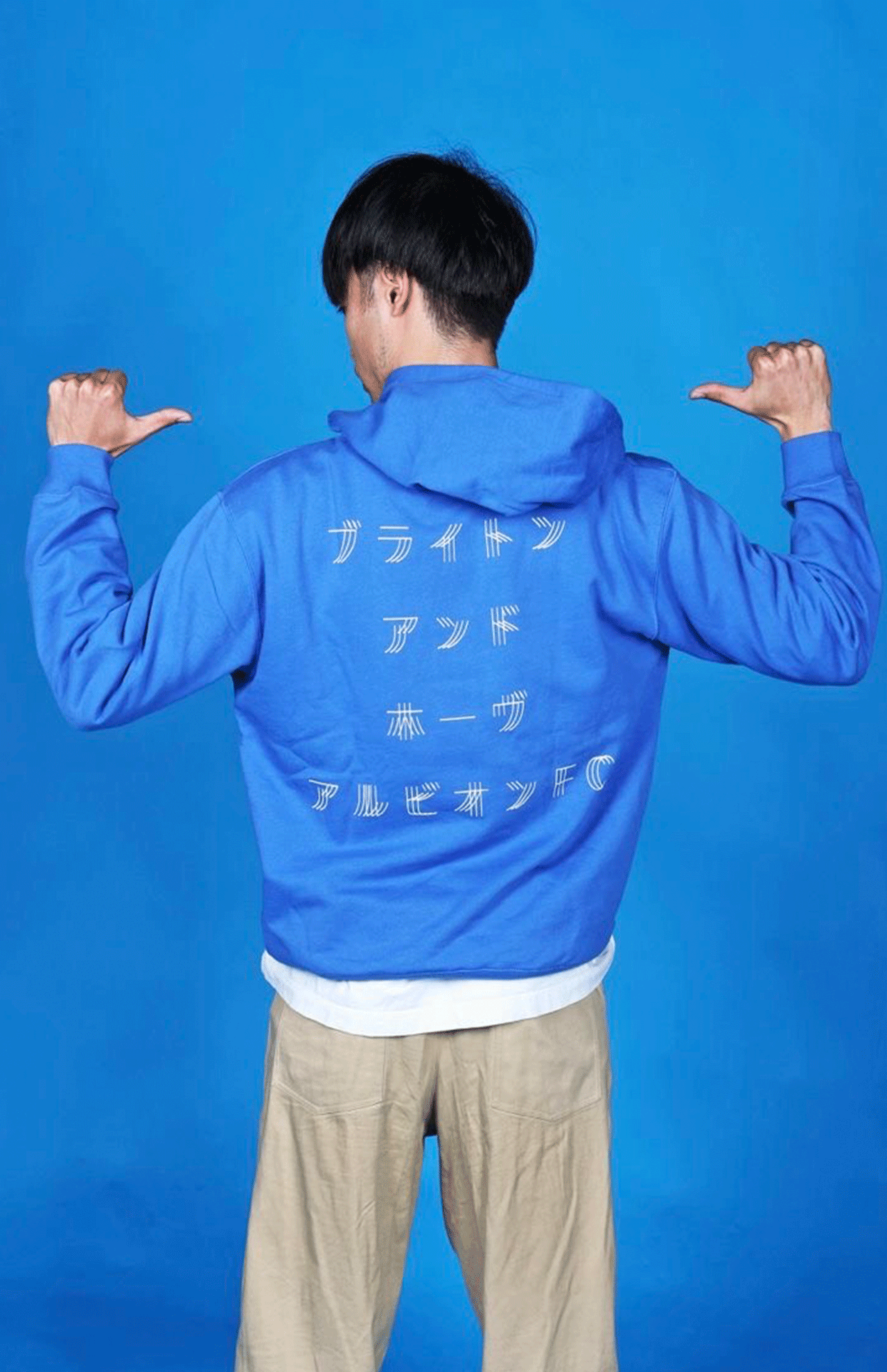 あまりにもダサすぎると話題のパーカーを着用する、サッカー日本代表の三笘薫（ブライトン日本公式『X』より）