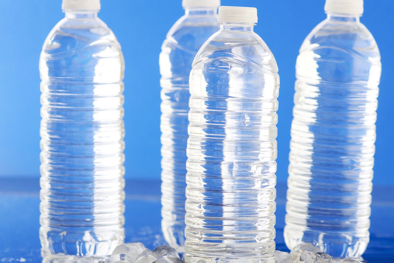 ペットボトル　英語では……【plasticbottle】　アメリカで「ペットボトル」と言うと“愛犬の筒”のようなものを想像されるかも。