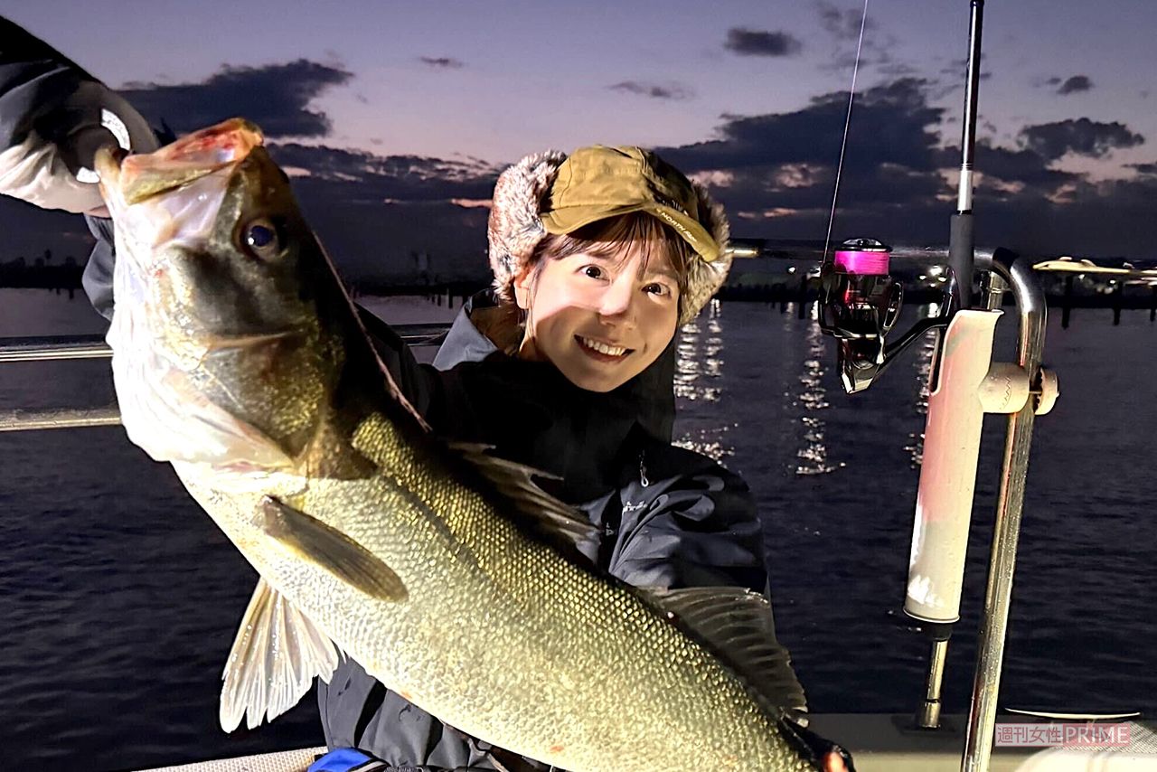 術後から始めた釣り。自身で釣り上げたシーバスとの写真　写真提供／小泉唯菜さん