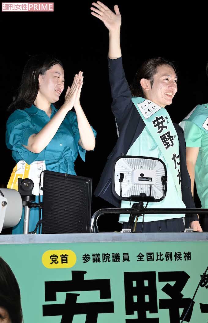 2025年7月、参院選での『チームみらい』安野貴博党首と妻・黒岩里奈氏