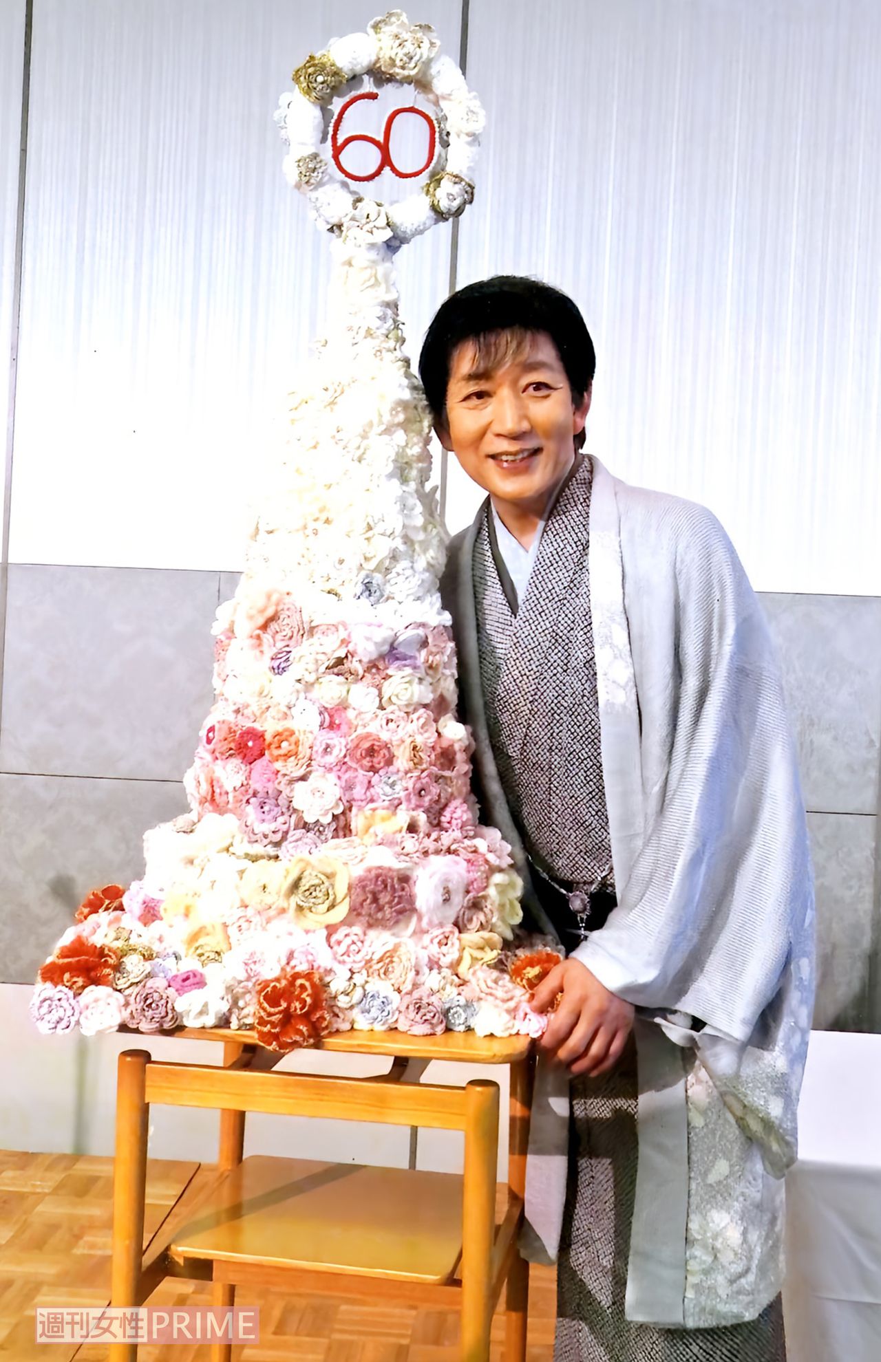 還暦祝いのケーキと共に。和装が素敵!　提供／広瀬光治さん