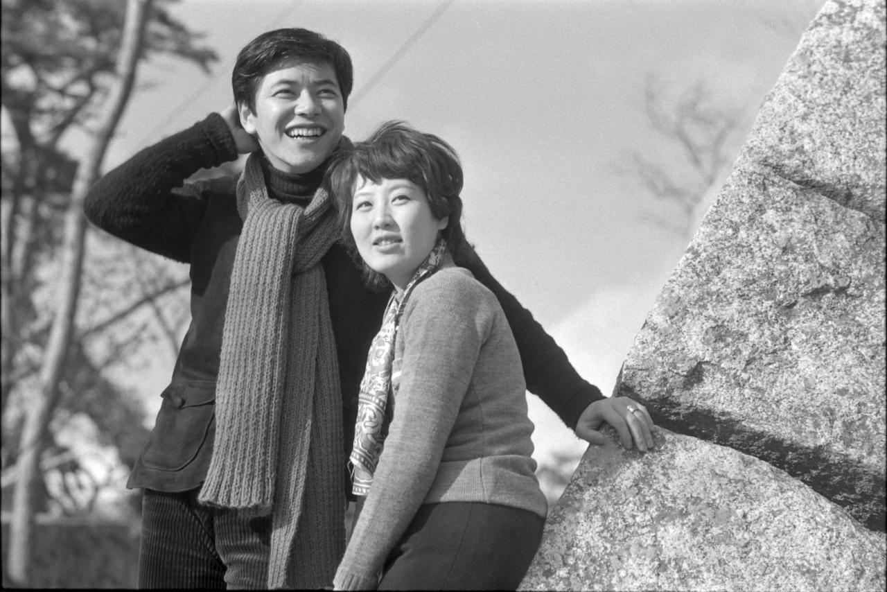 1971年の中尾彬と前妻の茅島成美。前年に長男が誕生している
