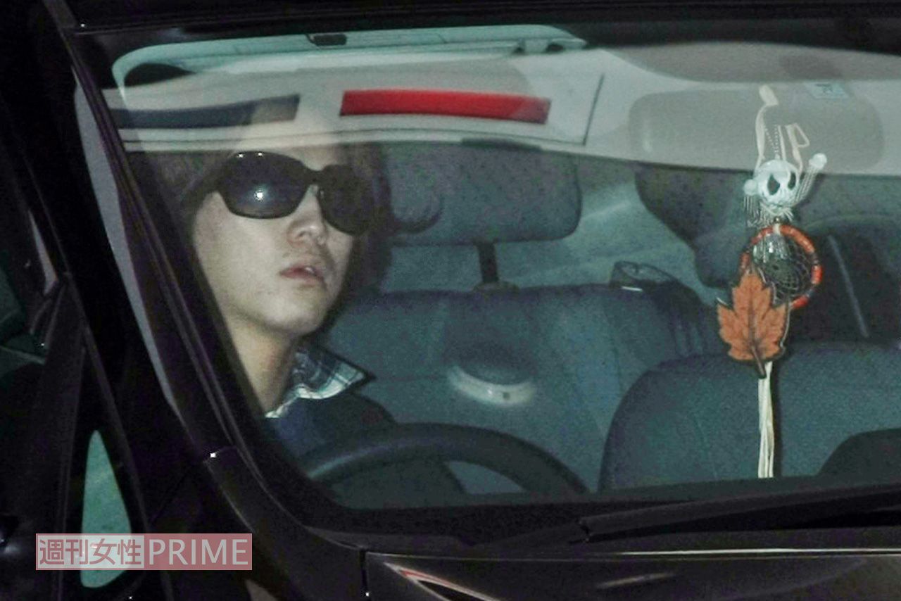 2009年、愛車を運転して外出する亀梨和也