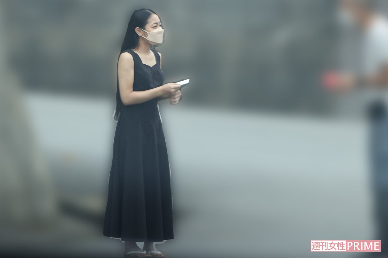 作詞家・松本隆とスピード離婚した、書道家の川尾朋子さん。動揺する様子を見せながらも10分ほど応対し、一礼して記者を見送った