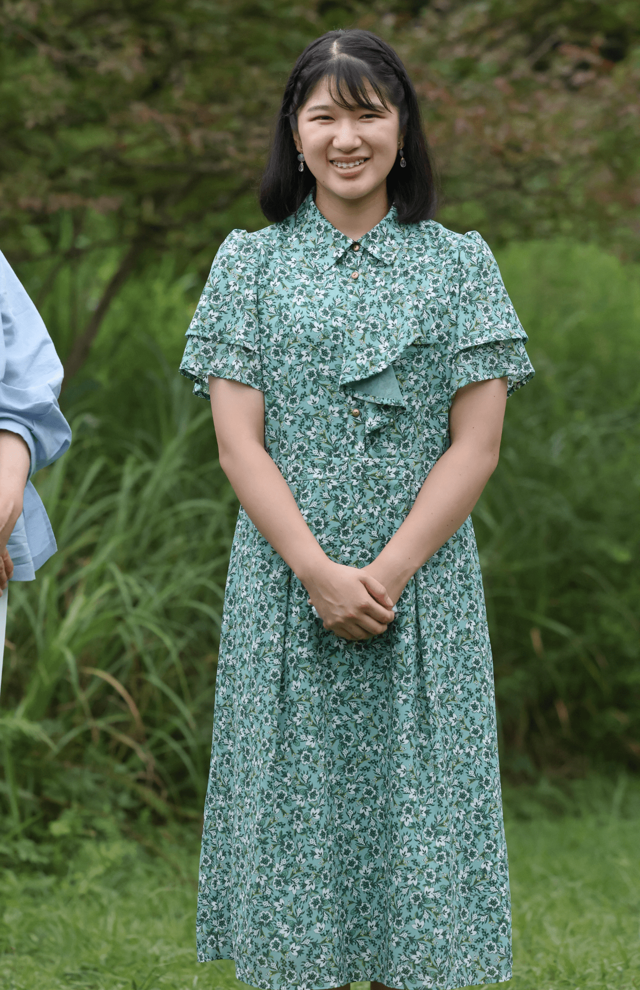 8月、那須御用邸でお召しになっていたグリーンのワンピースは国内ブランド・kayme（ケイミー）のもの。6万8200円と高価な価格帯になるが、日本の技術継承、動物の毛皮・皮革を使用しないモノづくりなど、こだわりのブランド