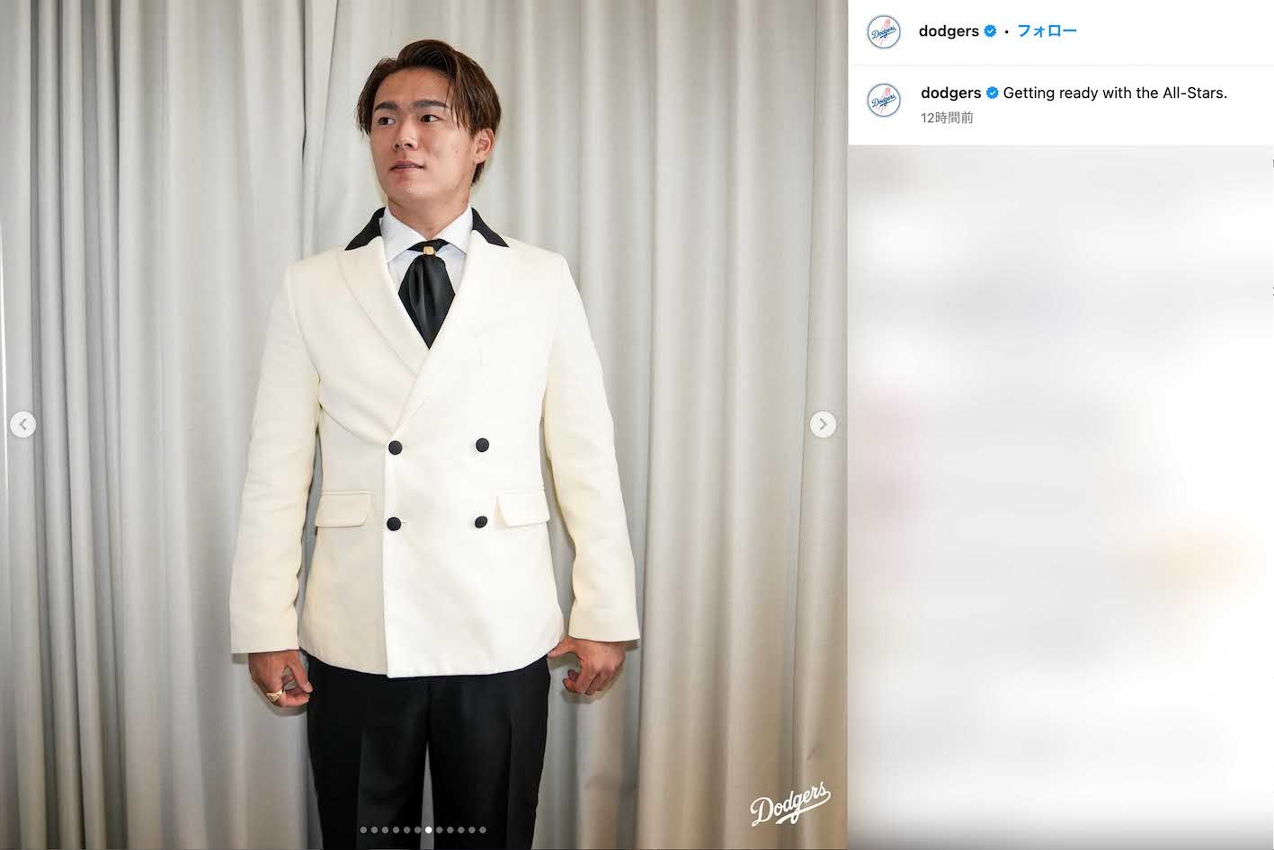 MLBオールスター戦のレッドカーペットショーに、ホテルのベルボーイ風な装いで登場した山本由伸。超高級腕時計を着用（ドジャースの公式インスタグラムより）