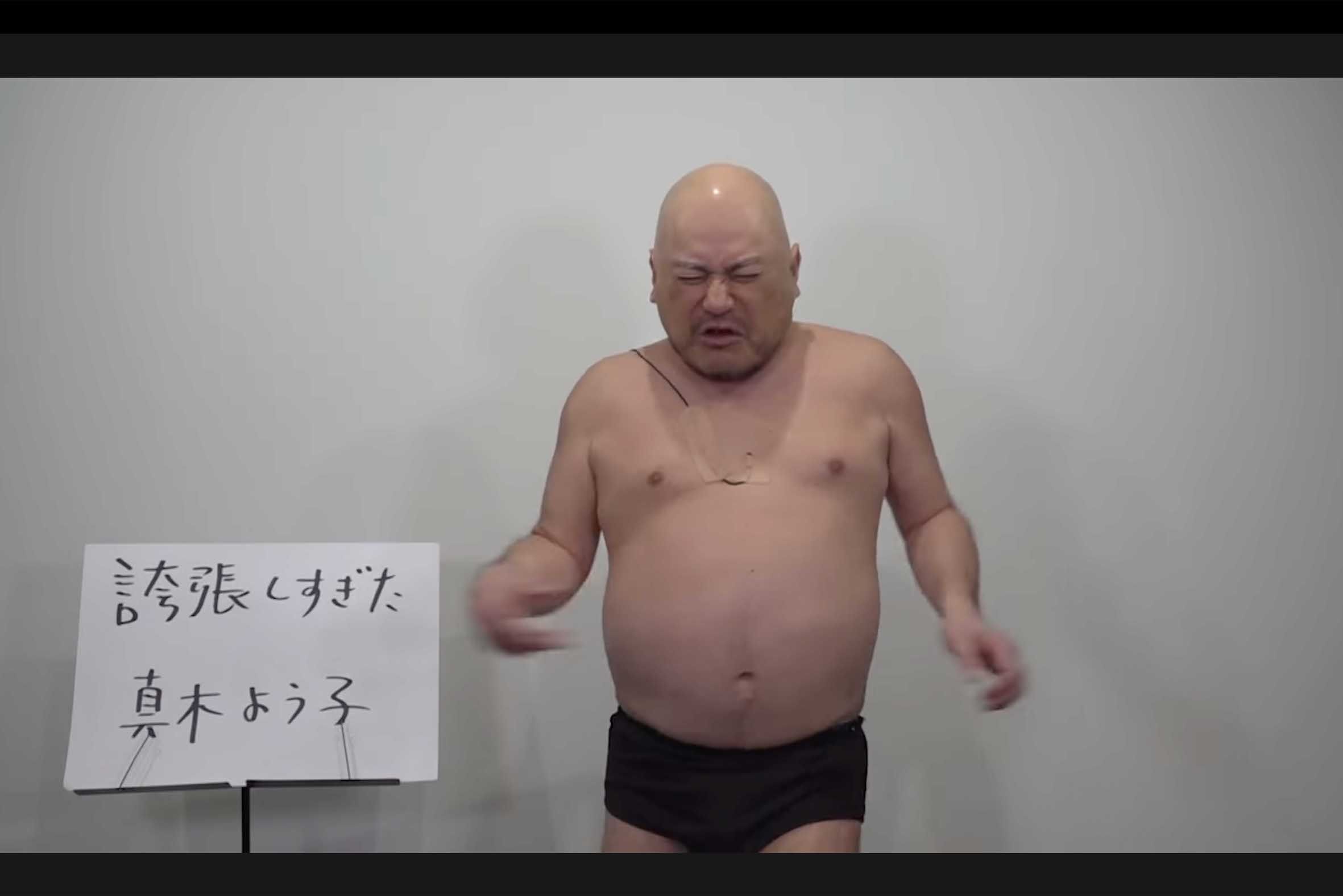 真木よう子のモノマネを披露するハリウッドザコシショウ。こちらは通常バージョン（YouTubeチャンネルより）