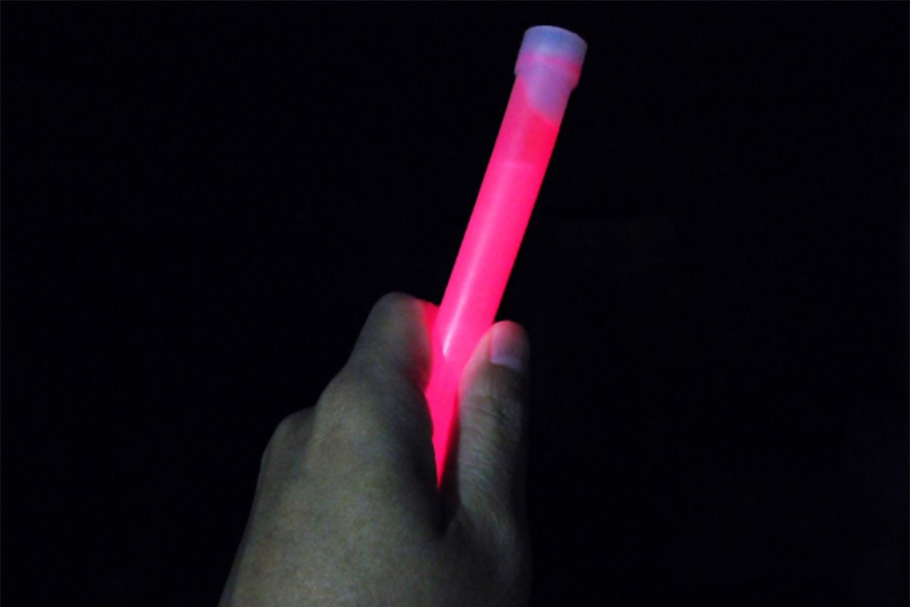【棒状の発光玩具】推し活でも使われるペンライト、ケミカルライト。曲げてブレスレットにするタイプもお祭りやイベントで人気