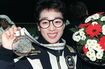 女子1500メートルで3位になりメダルを手に喜ぶ橋本聖子(1992年アルベールビル五輪)