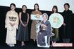 希林さんのパネルとともに、映画の初日舞台挨拶をする黒木(左)と多部
