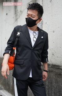 2020年7月、ジャケットの袖まくりは健在の宮迫。直撃取材に時に笑顔も見せた