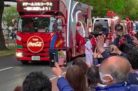 緊急事態宣言下でも続く聖火リレー、ランナーより目立つ「キャラバン隊」の正体