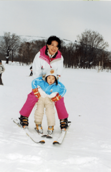 '05年3月、長野県の奥志賀高原で雅子さまとご一緒にスキーをされる当時4歳の愛子さま