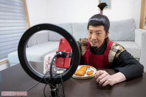 自前の自撮りセットに向かう殿。毎回の仕上げカット。「時々、顔マネ忘れて食べてます」（元木）