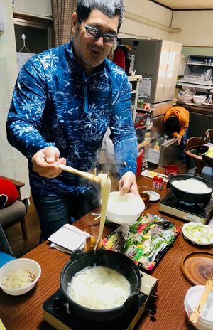 高田家は全員うどんが大好き。写真は五島の田口家で釜あげうどんを食べる高田さん