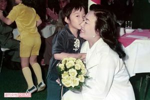 舞台の袖から幼い加藤が「ひばりちゃん、日本一!」と叫ぶのが習慣で、それを聞くとひばりの笑顔が弾けた