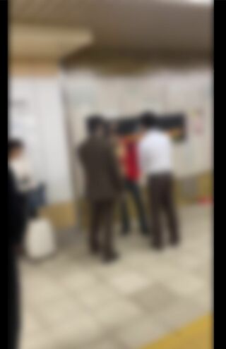 地下鉄駅でノーマスクの女性2人組を執拗に威嚇する男性（編集部加工）