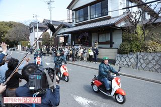 【8】13:20　老若男女に人気とあり、出発前にはひと目見ようと多くのギャラリーが　撮影／斎藤周造