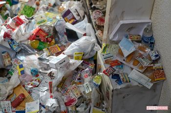 冷蔵庫の上にまとめられたクレジットカードやポイントカード