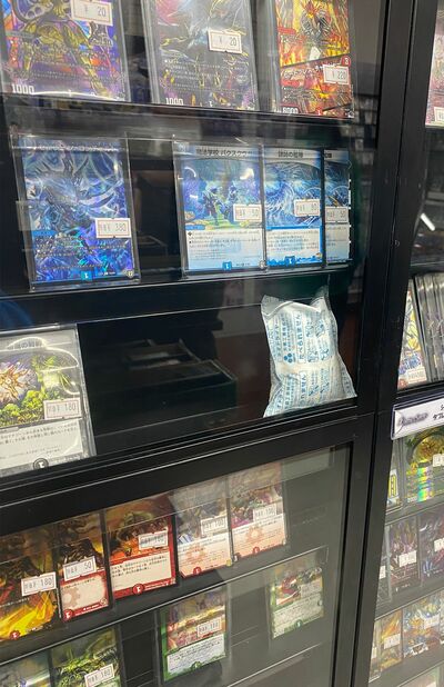 店内の棚には脱臭剤や乾燥剤が置かれるなど、工夫している店舗も