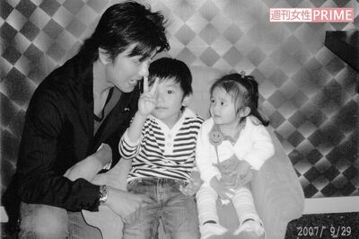 原田龍二とお子さんたち（C）『別れない理由』／講談社