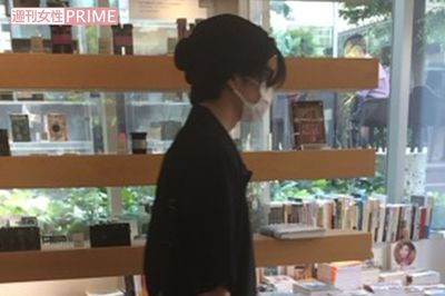 マスクと帽子で顔が隠れていたため、周りに気づかれず買い物を楽しんでいた（'17年6月）