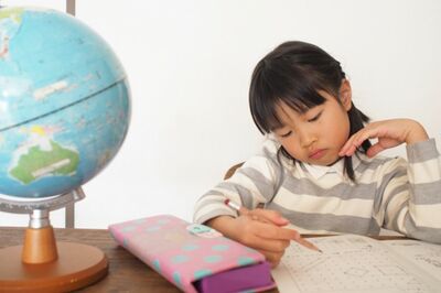 学校の先生も苦戦！子どもの“生涯所得”に直結する英語教育、親がすべき行動パターン