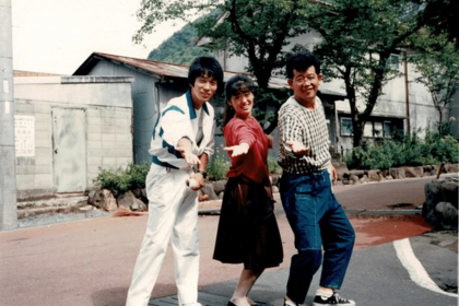 『鶴瓶と花の女子大生』でリポーターに起用された山田雅人（左）