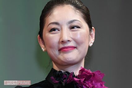 54歳・常盤貴子の“インナーなし”大胆スーツ姿にため息…エイジレスな美貌と能登復興支援を続ける「本物の品格」