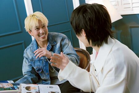 佐藤倖斗さんの話に優しく耳を傾ける佐野岳さん　撮影／booro